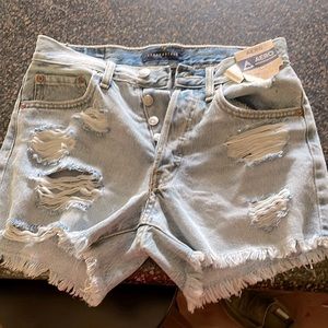 Size 2 aero 90’s High Rise cut off shorts. Never worn with tags